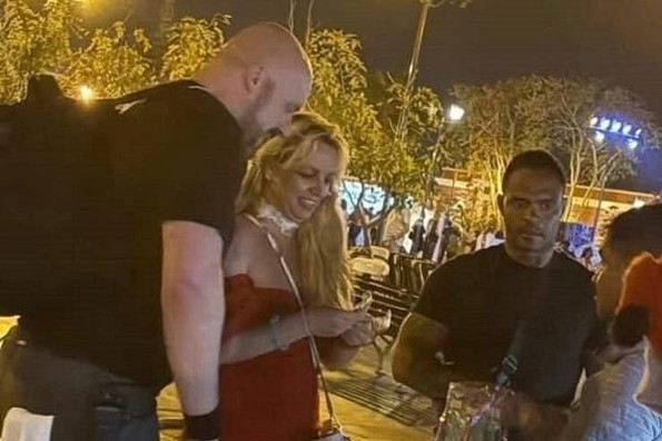 Captan a Britney Spears paseando en famoso destino turístico mexicano (+video)