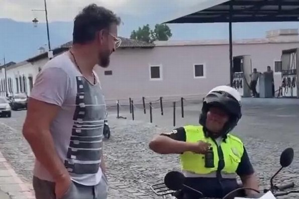 Tránsito intenta multar a Ricardo Arjona cuando iba a comprar pan y dulces (+videos)