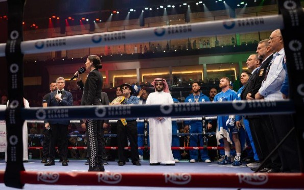 ¡No se equivocó! Majo Aguilar cantando himno nacional en pelea del Canelo