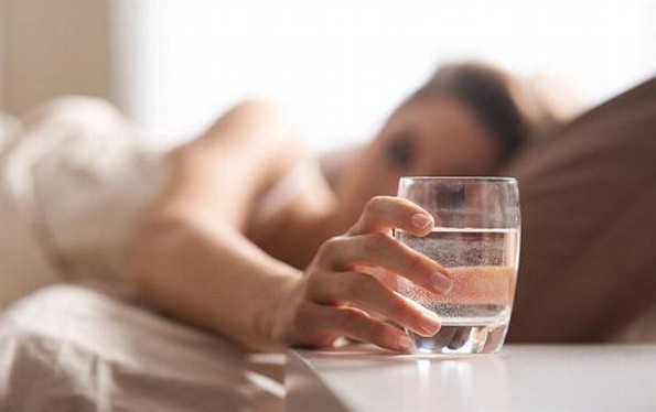 ¿Qué tan bueno es tomar agua antes de ir a la cama?