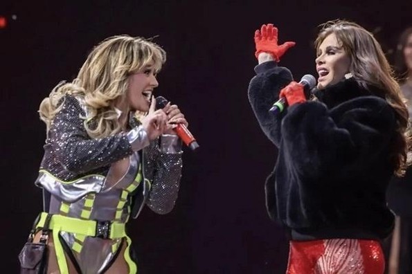 Reaparece Lucía Méndez en concierto tras su hospitalización por COVID (+foto/video)