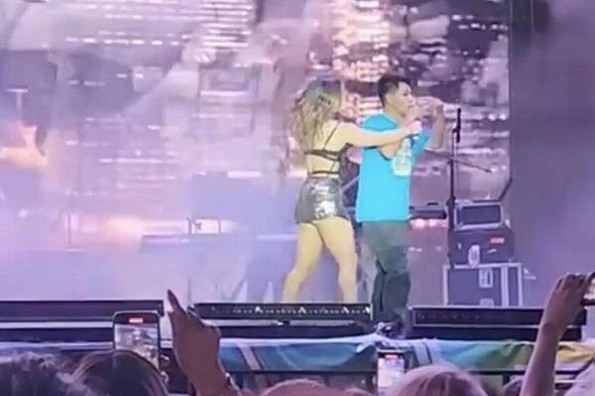 Lavacarros le arrebata el micrófono a María León en pleno concierto (+video)