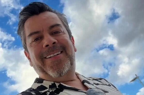 Carlos Espejel reaparece en redes sociales con parálisis facial (+video)
