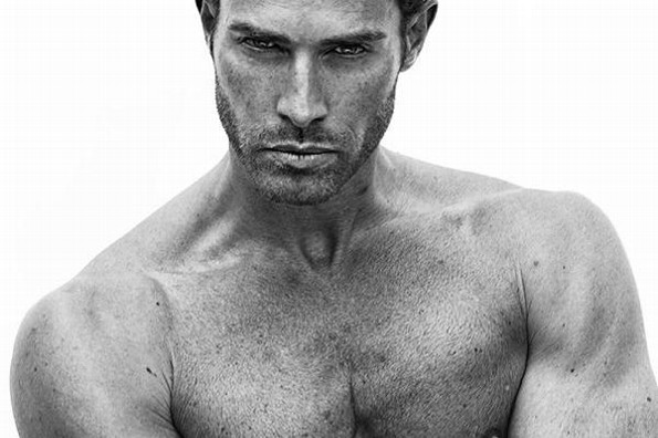 Sebastián Rulli enciende las redes con foto artística desnudo (+fotos)