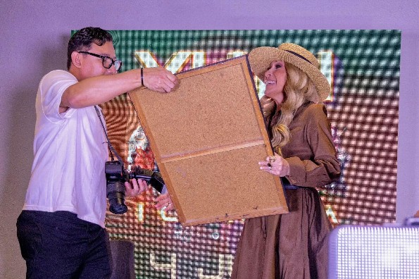 Regalo icónico fue lo que fotógrafo veracruzano dio a la cantante Yuri (+fotos/video)