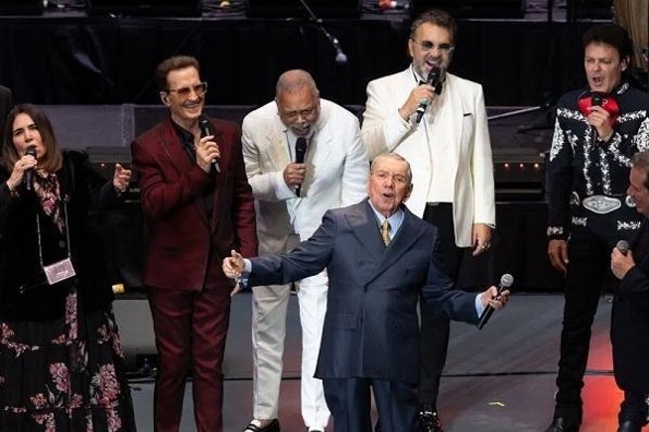 Marco Antonio Muñiz recibe emotivo y espectacular homenaje (+video/fotos)