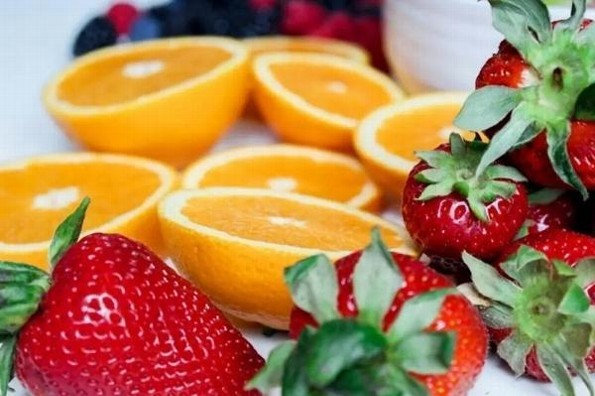 ¿Qué frutas deben guardarse en el refrigerador y por qué?