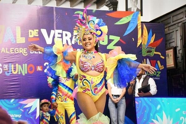 Presentan programa, canción y vestuarios de comparsas y bastoneras del Carnaval de Veracruz 2025