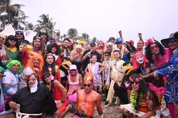 Divertido preludio de Carnaval con el partido chusco de béisbol 