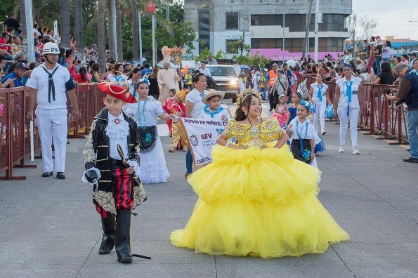Los pequeñines desfilan con alegría y candor en el Carnaval de Veracruz 2025