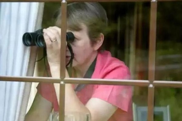 ¡Mujer emprendedora! Abre su negocio de venta de chismes (+video)