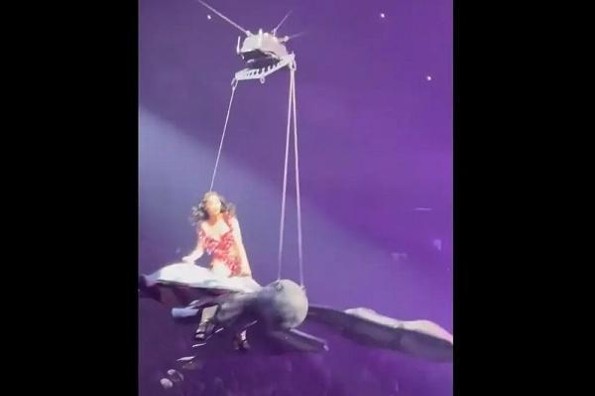 Katy Perry a punto de caer sobre el público en pleno concierto (+video)