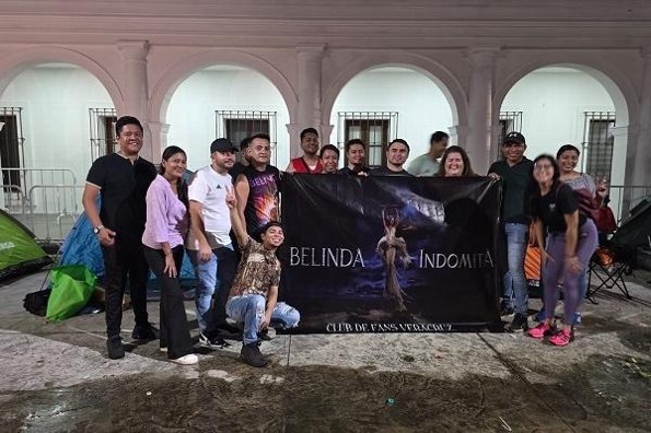 Fans de Belinda duermen al pie del escenario en Boca del Río 
