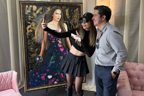Artista plástico Jaime Fernández obsequia a Belinda impresionante lienzo al óleo 