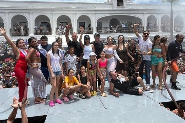Ambientazo en el tradicional baño de las fiestas de Santa Ana 2025