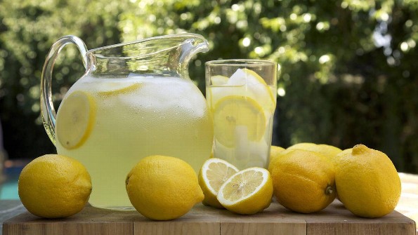 ¡Conoce los beneficios a tu salud por tomar agua con limón! 