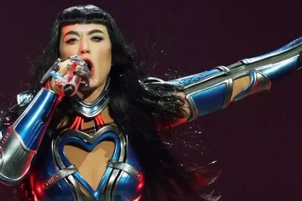 Katy Perry sufre descarga eléctrica en pleno concierto (+video)