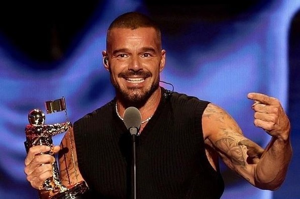 Ricky Martin pone a bailar a Ariana Grande y Doja Cat en los MTV Video Music Awards 2025