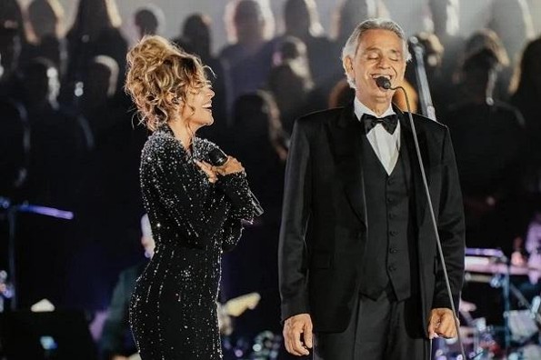 Karol G cantó con Andrea Bocelli en el Vaticano y así fue el momento (+video)