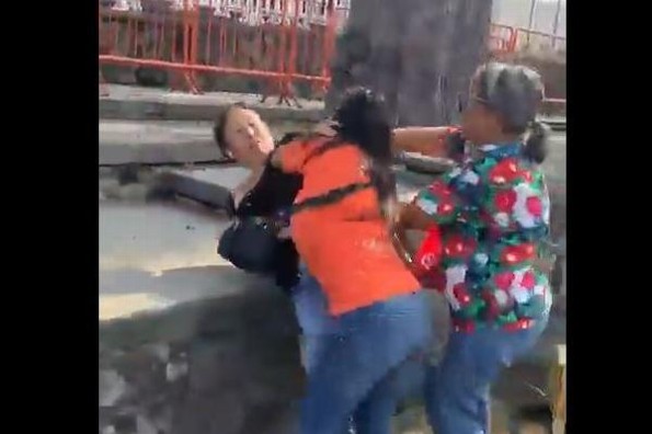 ¡Golpes y piquetes! Tremendo zafarrancho por los lugares en la fila para concierto de Shakira (+video)