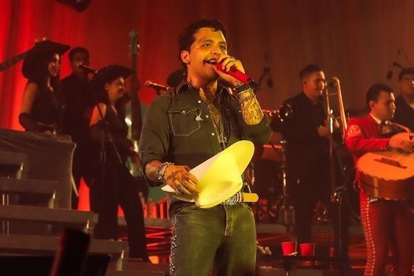Abuchean a Nodal en pleno concierto por mencionar a Ángela Aguilar (+video) 