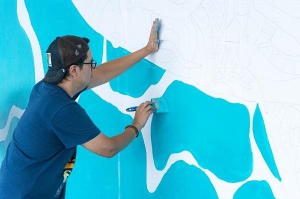 Rubén Saldaña pinta nuevo mural en el Delfinario del Aquarium de Veracruz 