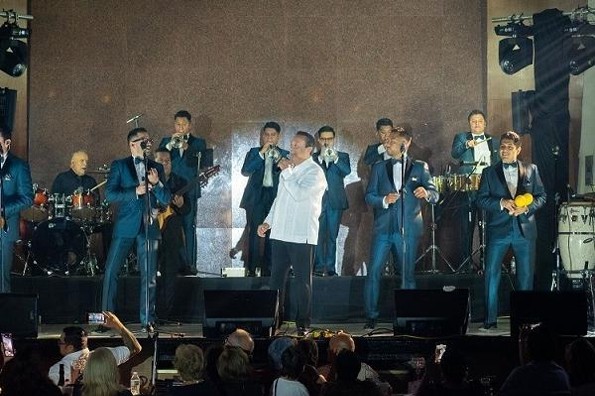 Carlos Cuevas y La Sonora Santanera con María Fernanda forman tremenda fiesta en Veracruz 
