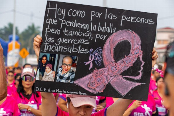 ¡CORRIERON EN BENEFICIO A LA LUCHA CONTRA EL CÁNCER DE MAMA!