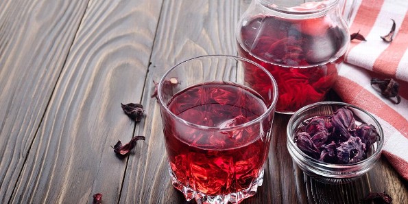 Descubre los poderosos beneficios del agua de jamaica para tu cuerpo