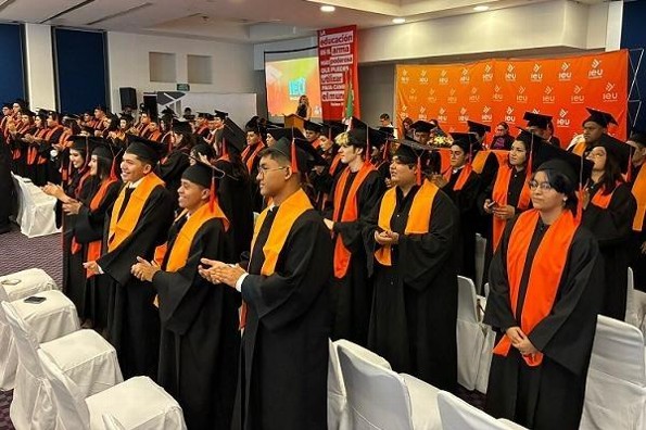 Egresan nuevos profesionistas de la Universidad IEU Campus Veracruz 