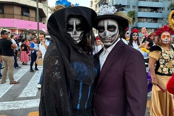 Realizan Carnaval de Catrinas en el bulevar Ávila Camacho de Veracruz 