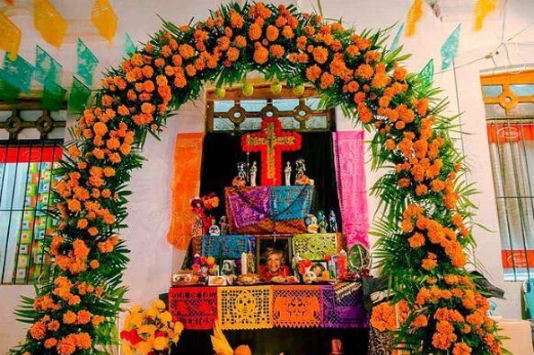 Cónoce el significado del altar de muertos y sus elementos en México 