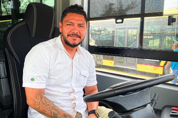 ¡Rolen su contacto! Chofer de camión urbano en Veracruz enciende las redes (+fotos)