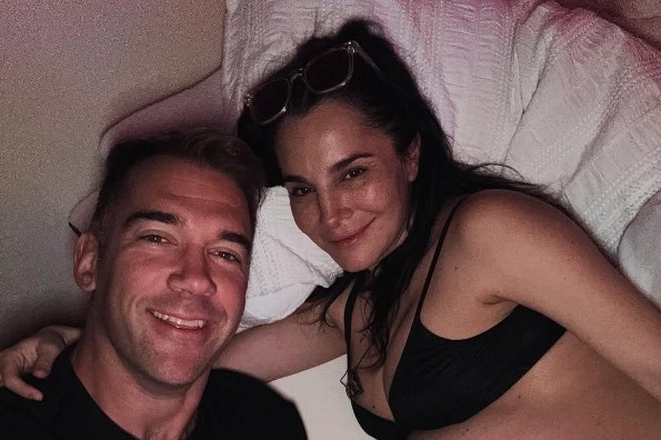 Martha Higareda y Lewis Howes anuncian nacimiento de sus gemelas (+video)