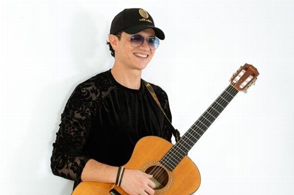 Iskander graba sus éxito en vivo; estrena Música Bonita Vol. 1  