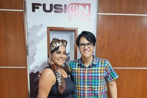 Claudia Menéndez visita FUSIÓN en invita a su concierto de aniversario de XEU 