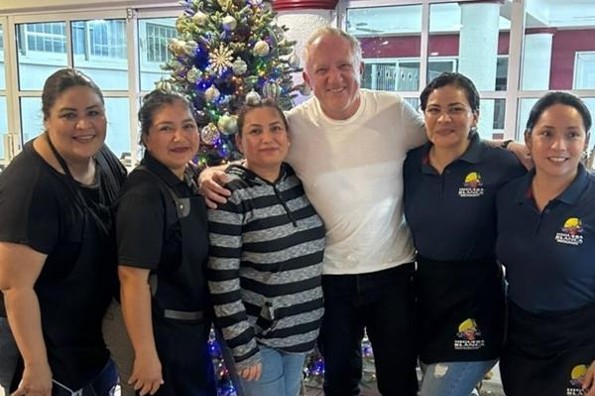 Esposo de Salma Hayek visita restaurante de Veracruz (+fotos)