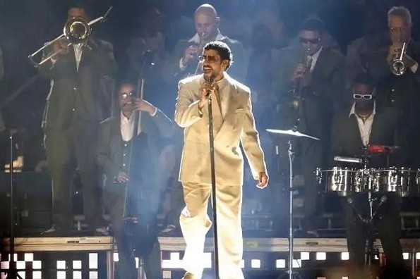 Bad Bunny da un mal paso ¡Y cae en pleno escenario! (+video)