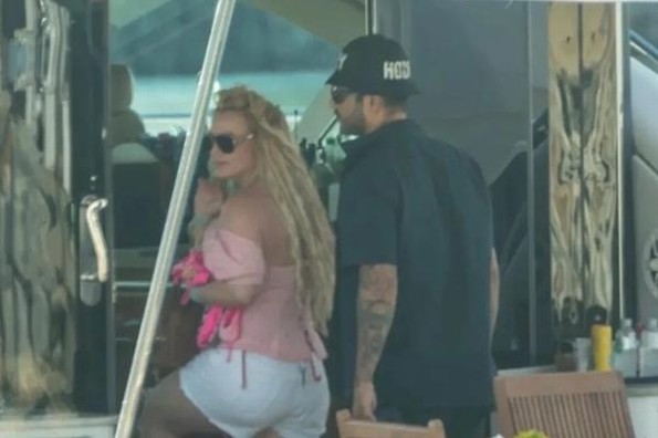 Britney Spears vacaciona en México con misterioso y guapísimo hombre