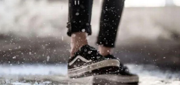 Los peligros ocultos de mojarse los pies en la lluvia: Más allá del resfriado