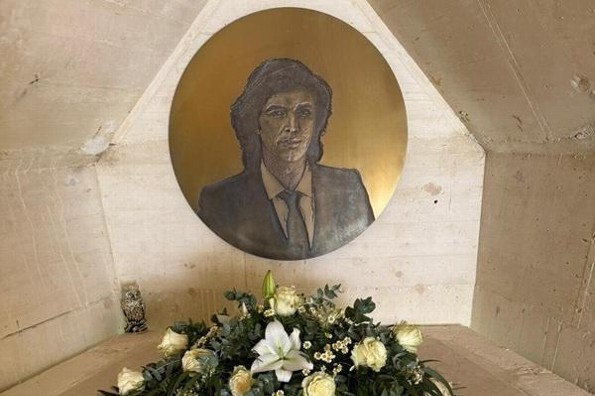 Filman película triple X junto a la tumba de Camilo Sesto