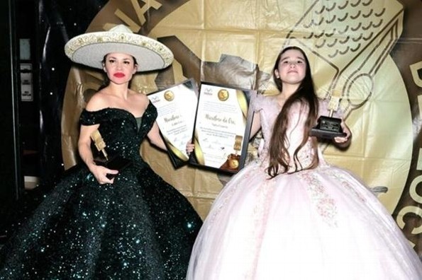 Reconocen a las cantantes Edith Encalada y Nura Francis por disco homenaje a Juan Gabriel 