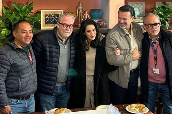 Elenco de la telenovela 'Somos Familia' parte Rosca de Reyes (+foto)
