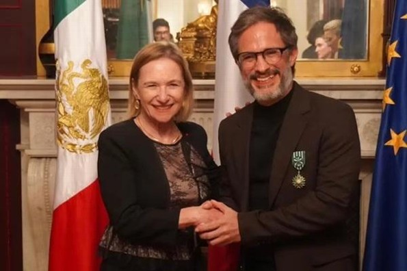 Gael García Bernal recibe la Orden de las Artes y las Letras de Francia