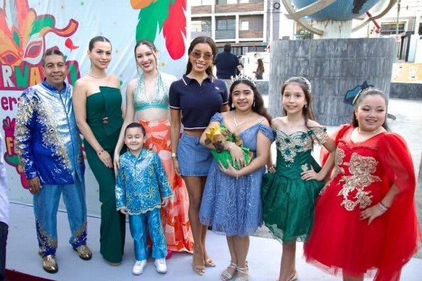 Reyes electos del Carnaval de Veracruz participan en pasarela de adopción 