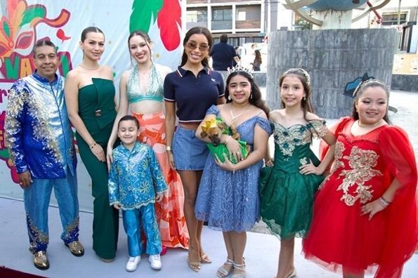 Reyes electos del Carnaval de Veracruz participan en pasarela de adopción 