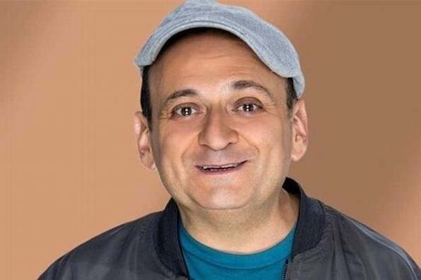 Lalo España anuncia su salida de 