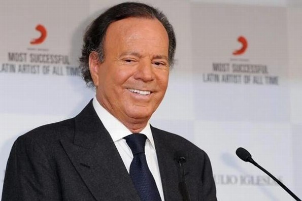 Julio Iglesias responde a denuncias y expone chats privados para defenderse (+fotos)