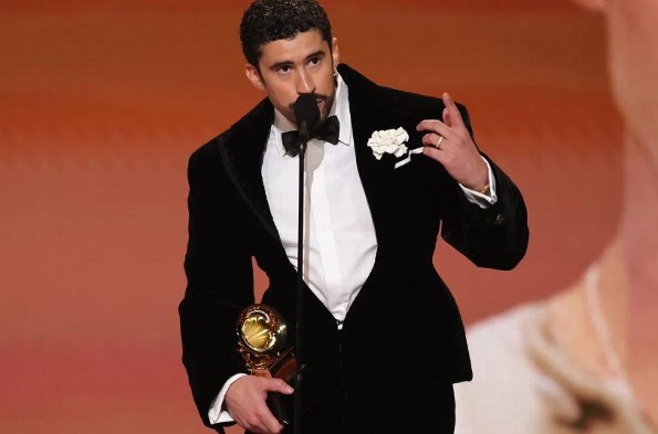 Bad Bunny conmovió con mensaje de amor y unidad en los Grammy 2026 (+video)