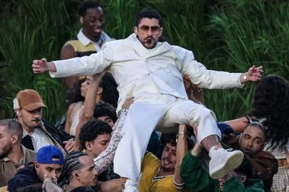 Bad Bunny pone en alto a los latinos durante el espectáculo del Súper Bowl (+fotos/video)